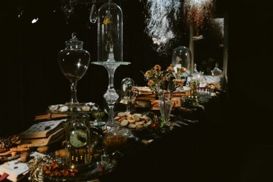 Une table avec des objets posés dessus